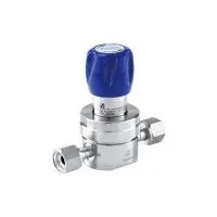 Регулятор AMFLO UHP AU22 Материал: Код S (Body-SUS316L VAR; Poppet, Nozzle, Gland-SUS316L; Diaphragm-Hastelloy®C-22; Seat: PCTFE); Поверхность 0.13 um; 3х портовый с манометром, вх. давл. 20.6 бар, CV-1.1